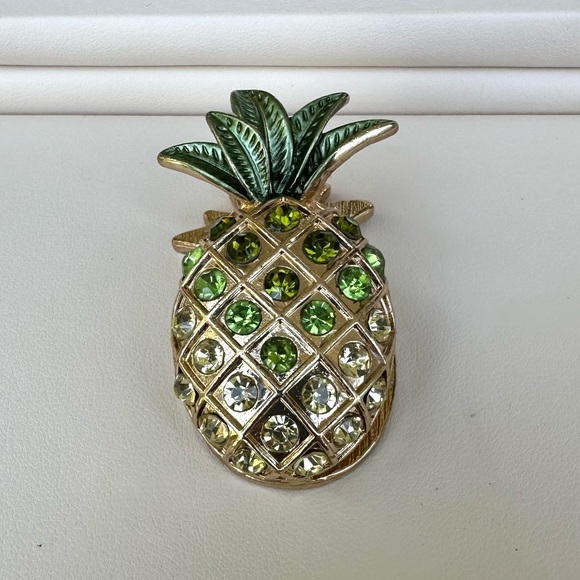 Jewelry - Pineapple Gold Tone Rhinestone Magnet Clip